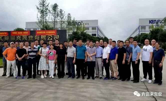 与会人员在遵义重庆赵彬健身与塑形工作室有限公司有限公司大门口合影留念